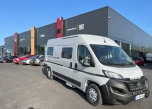 Concessionnaire Fiat avec camionnette en avant-plan