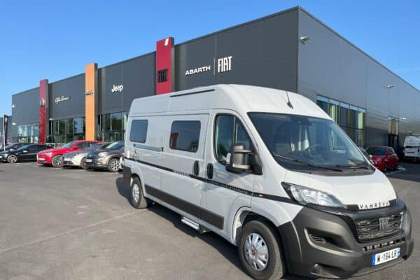 Concessionnaire Fiat avec camionnette en avant-plan