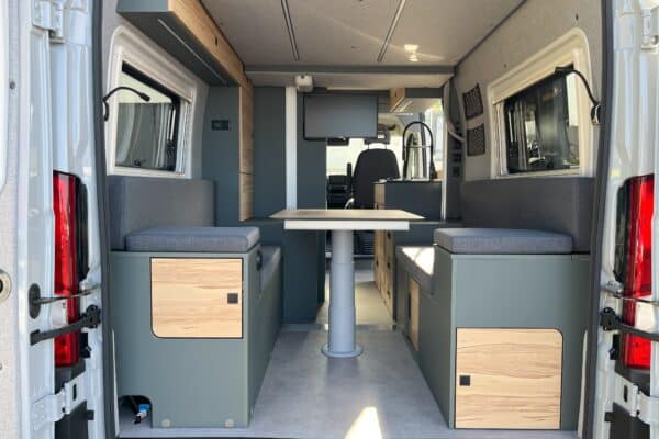 Intérieur moderne de van aménagé avec cuisine