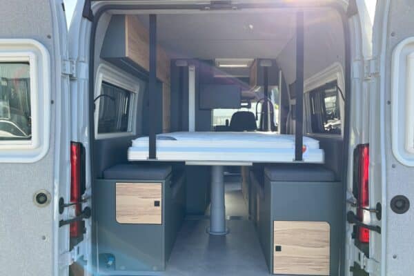 Intérieur moderne de van aménagé pour camping