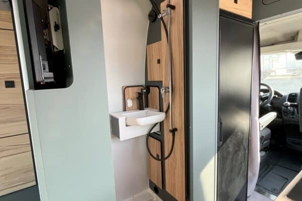 Douche moderne dans un camping-car compact