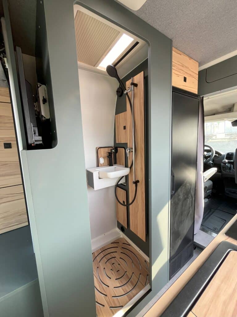 Douche moderne dans un camping-car compact