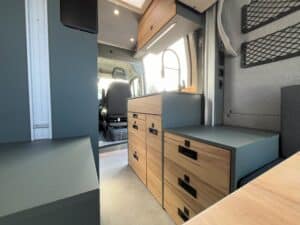 Intérieur moderne de camping-car avec mobilier fonctionnel