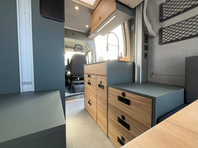 Intérieur moderne de camping-car avec mobilier fonctionnel