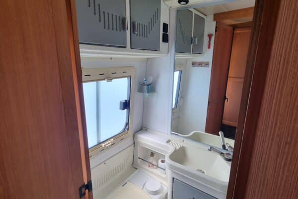 Intérieur compact de salle de bain de caravane