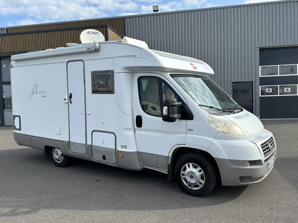 Camping-car blanc Marano T 580 stationné