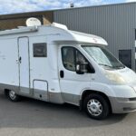 Camping-car blanc Marano T 580 stationné