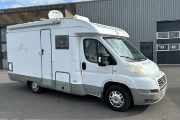 Camping-car blanc Marano T 580 stationné