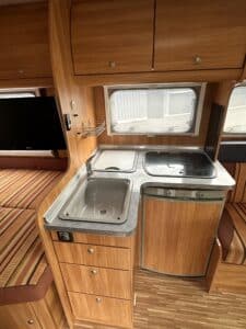 Intérieur de caravane avec cuisine et télévision moderne
