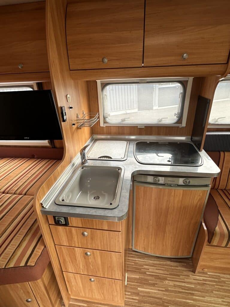 Intérieur de caravane avec cuisine et télévision moderne