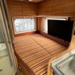 Intérieur de caravane moderne avec lit et cuisine