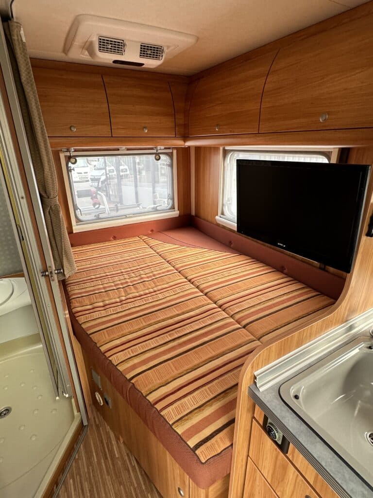 Intérieur de caravane moderne avec lit et cuisine