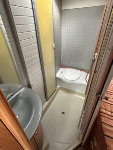 Intérieur compact de salle de bain mobile