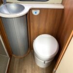 Toilette et lavabo dans une caravane