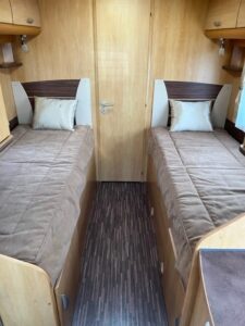 Intérieur de camping-car avec deux lits simples
