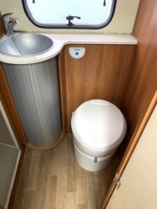 Toilette et lavabo dans une caravane