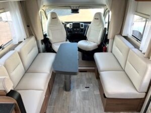 Intérieur moderne de camping-car avec sièges blancs