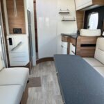 Intérieur moderne de camping-car avec cuisine et salon