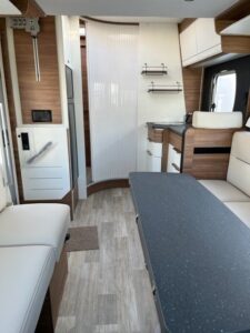 Intérieur moderne de camping-car avec cuisine et salon