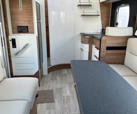 Intérieur moderne de camping-car avec cuisine et salon