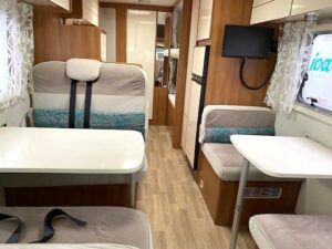 Intérieur moderne de camping-car avec coin repas
