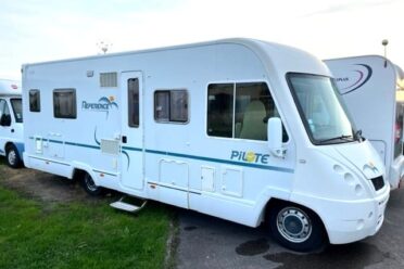 Camping-car Pilote blanc stationné en extérieur
