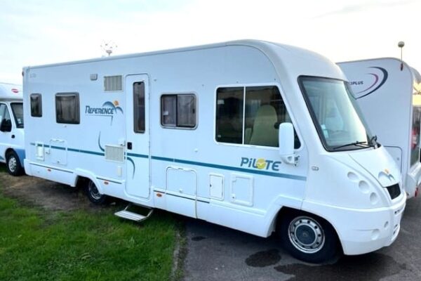 Camping-car Pilote blanc stationné en extérieur