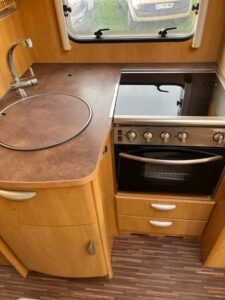 Cuisine compacte moderne dans un camping-car