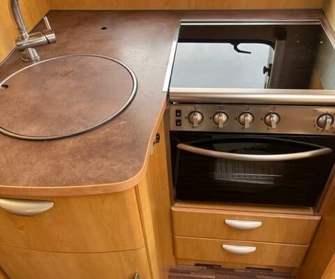 Cuisine compacte moderne dans un camping-car