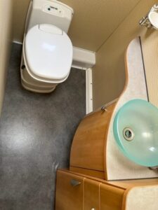 Toilette et lavabo en bois dans un intérieur moderne.