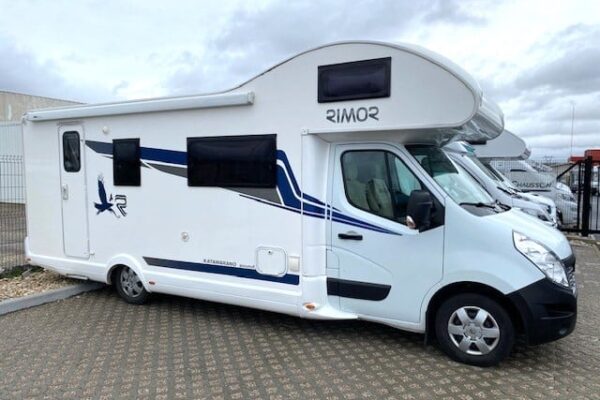 Camping-car blanc moderne stationné en extérieur