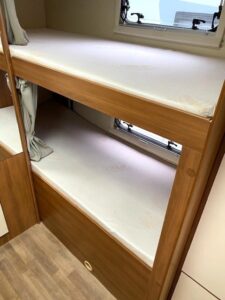 Lits superposés en bois avec literie dans une cabine