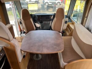 Intérieur de camping-car avec table et sièges avant