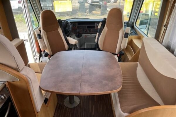 Intérieur de camping-car avec table et sièges avant