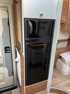 Intérieur moderne de caravane avec réfrigérateur et toilette