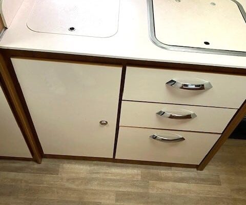 Évier et plan de travail de cuisine compacte