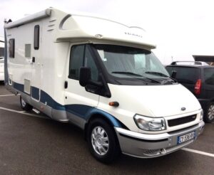 Camping-car Ford blanc avec marquage bleu