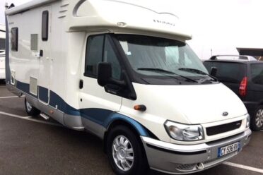 Camping-car Ford blanc avec marquage bleu