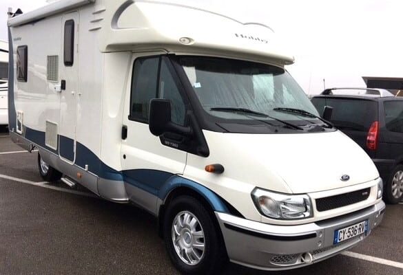 Camping-car Ford blanc avec marquage bleu