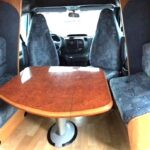 Intérieur de camping-car avec table et sièges