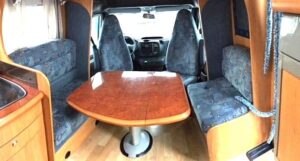 Intérieur de camping-car avec table et sièges