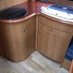 Intérieur de caravane avec meubles en bois courbés