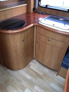 Intérieur de caravane avec meubles en bois courbés