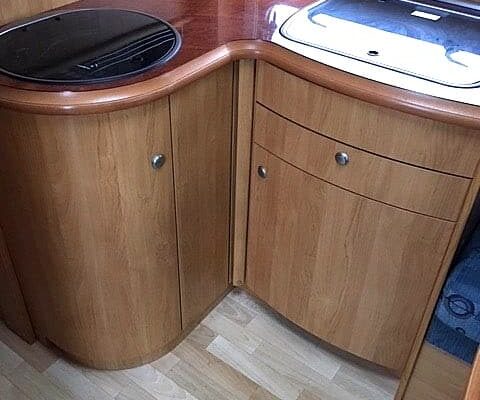 Intérieur de caravane avec meubles en bois courbés