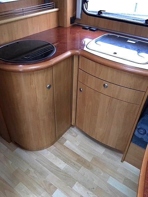Intérieur de caravane avec meubles en bois courbés