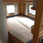 Intérieur d'un camping-car avec lit et fenêtres