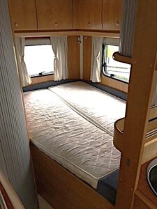 Intérieur d'un camping-car avec lit et fenêtres