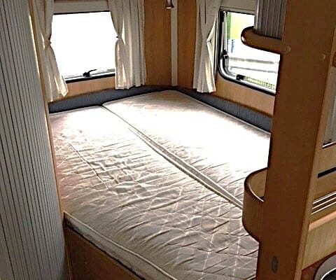 Intérieur d'un camping-car avec lit et fenêtres