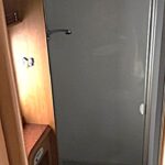 Toilette compacte avec cabine de douche en verre