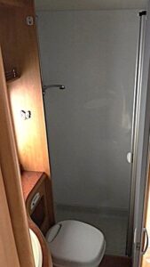 Toilette compacte avec cabine de douche en verre